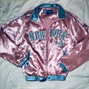 Woman’s size M Russo wear jacket. Does Not have a zipper.